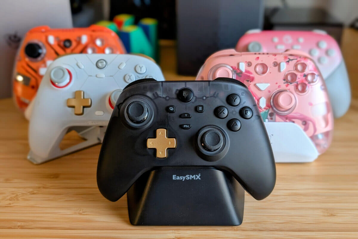 EasySMX D05 Controller Flanked by Other Options