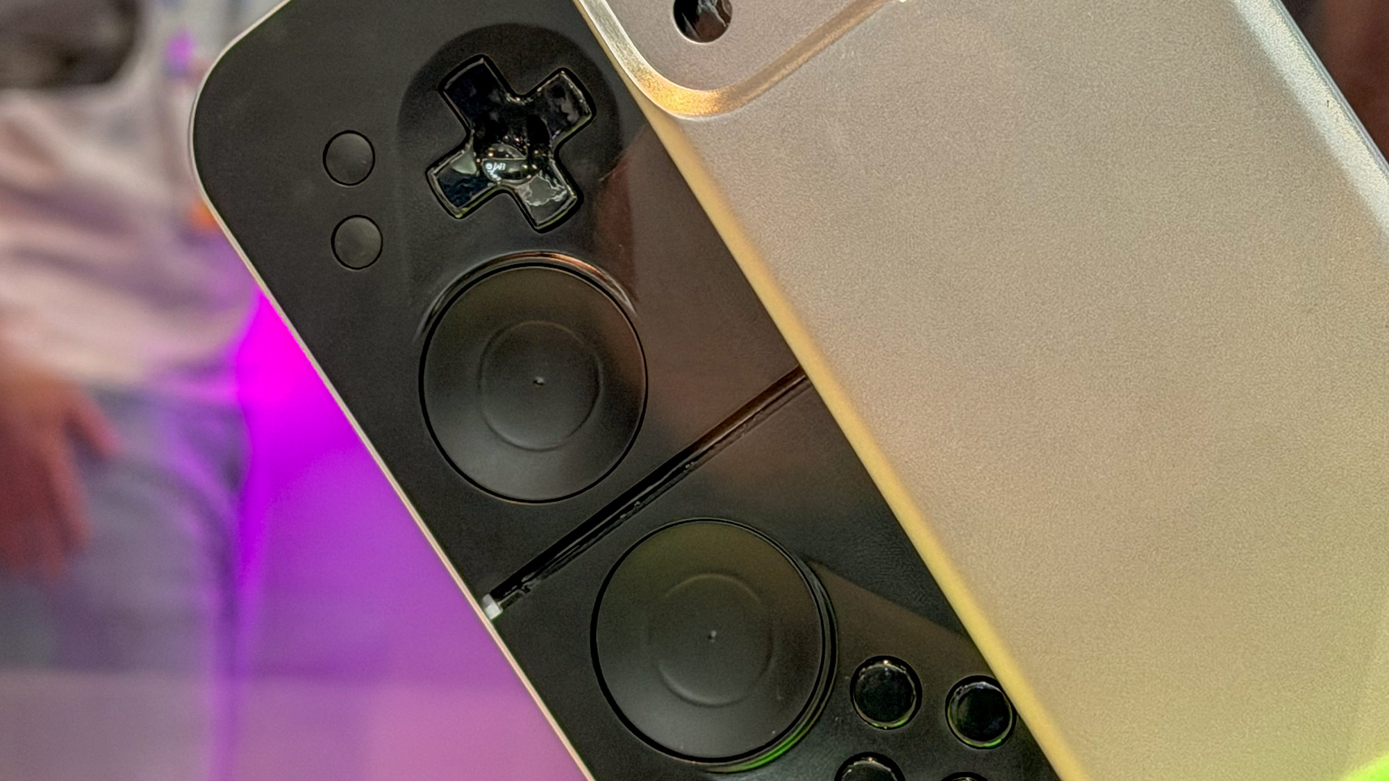 MCON Slim & Lite - CES 2026